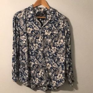 Women’s Liz wear size M rayon blouse.